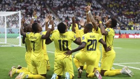 万博体育-冲刺阶段体能课后，瓦伦西亚临场应变备战社区盾，气氛紧张，临场指挥获称赞 